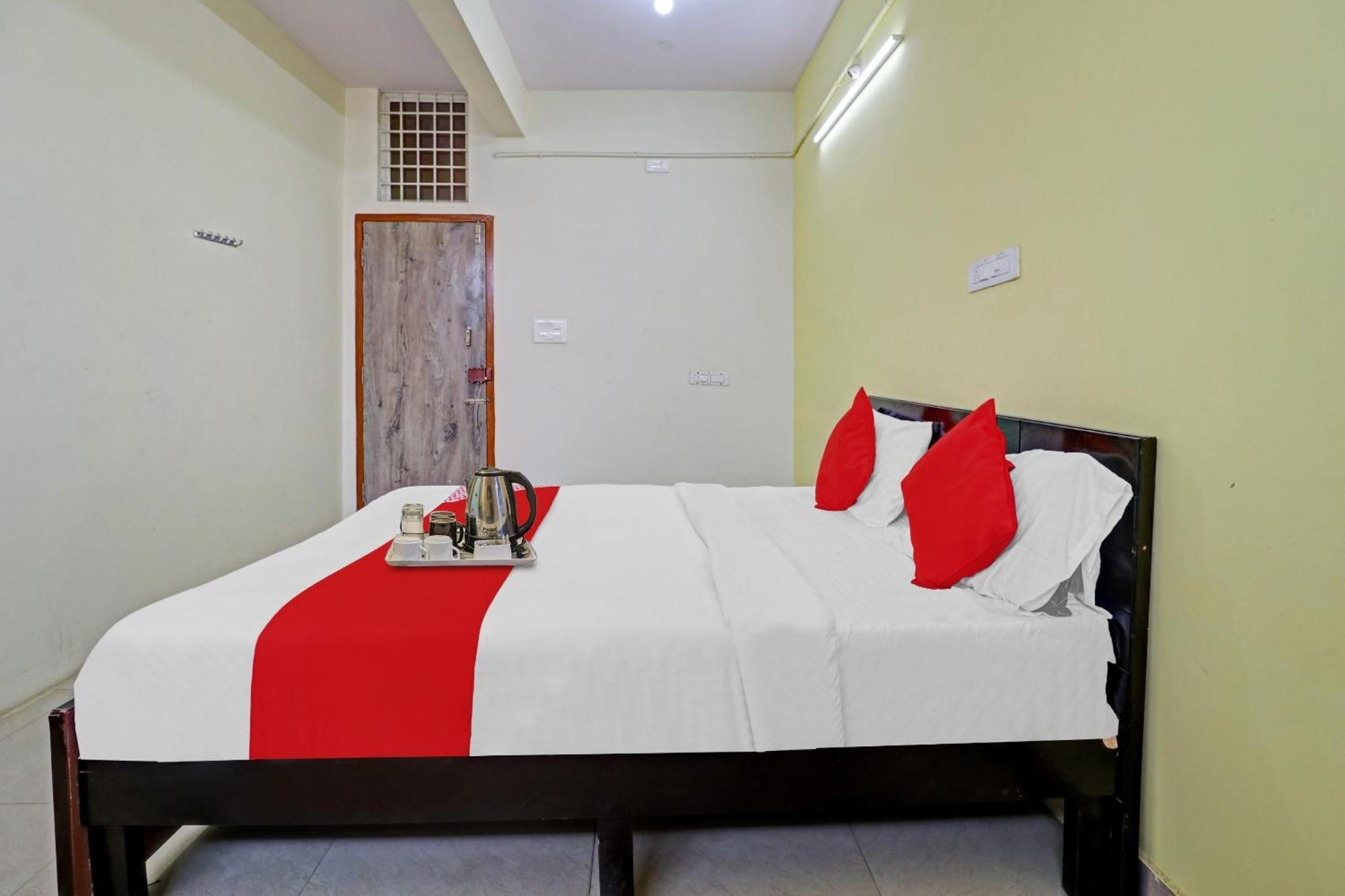 Hotel O Lakshmi Sri Deluxe Boarding & Lodgeing Kumbalgod Ngoại thất bức ảnh